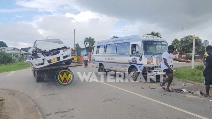 Passagiers gewond bij frontale aanrijding tussen lijnbus en auto