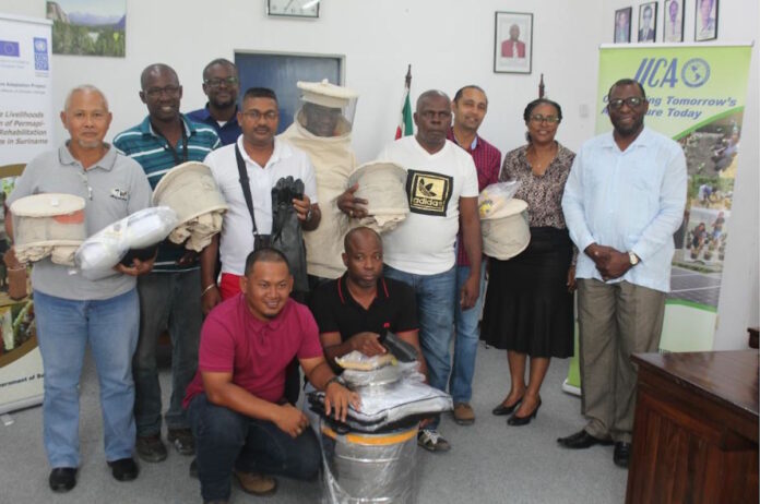 Internationale organisaties doneren spullen aan imkers in Suriname