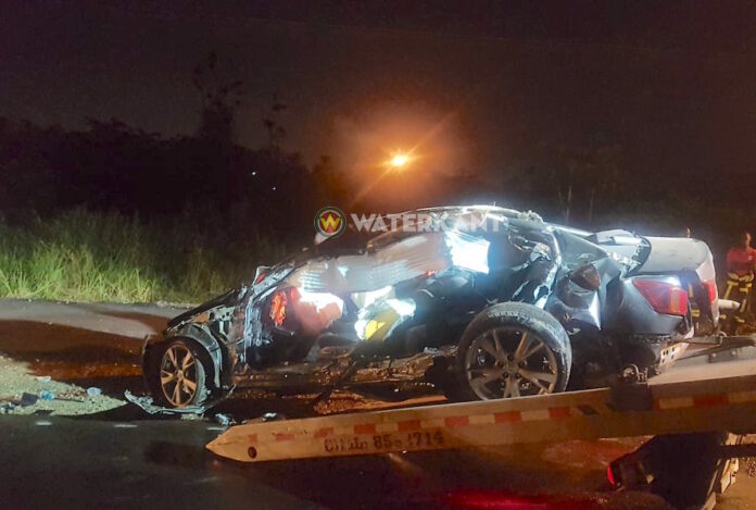 Lexus slaat meerdere keren over de kop en raakt zwaar beschadigd