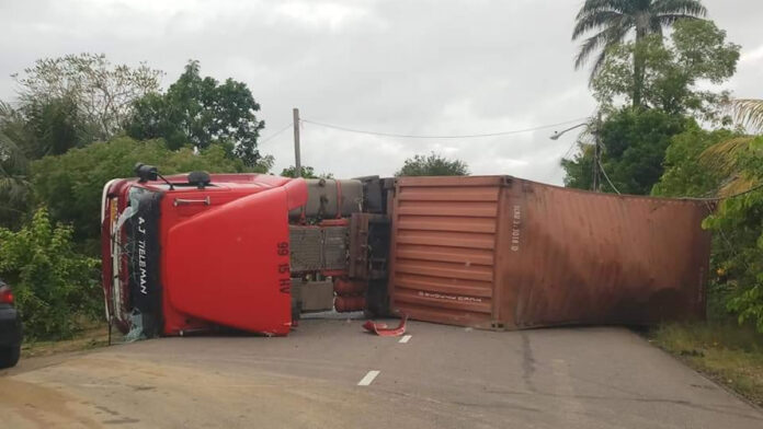 Vrachtwagen gekanteld op Oost-West verbinding in Suriname