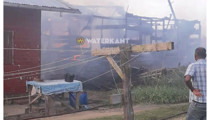 Houten woning volledig afgebrand in Suriname