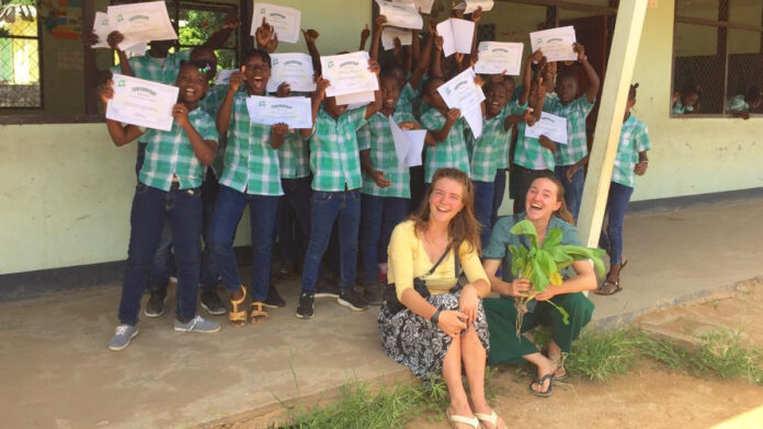 Nederlandse studenten werken in Suriname aan Hydroponics project