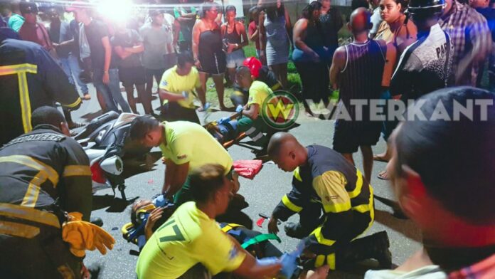 Scooter knalt tegen auto in Paramaribo-Noord, twee gewonden