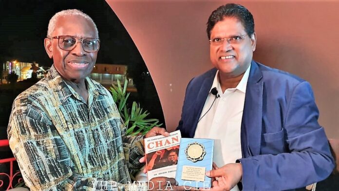 Ex-president Ronald Venetiaan neemt boek 'CHAN' in ontvangst