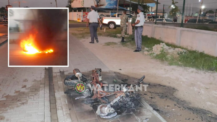 Bromfiets in Suriname vliegt spontaan in brand tijdens het rijden