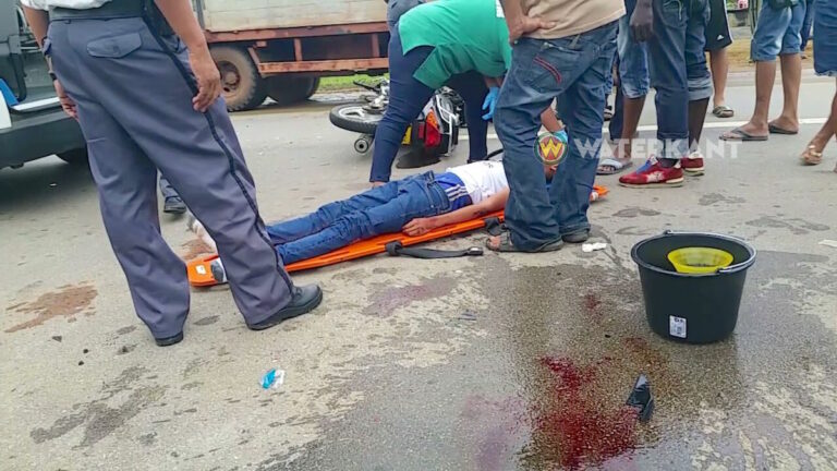 Bromfietser en bijrijder gewond bij aanrijding Oost-Westverbinding Suriname