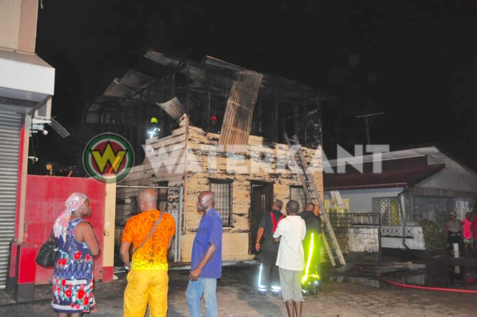 VIDEO: Houten woning in Paramaribo in brand