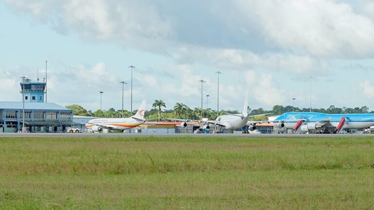 Man die gezocht werd wegens mishandeling bij vertrek op luchthaven Suriname aangehouden