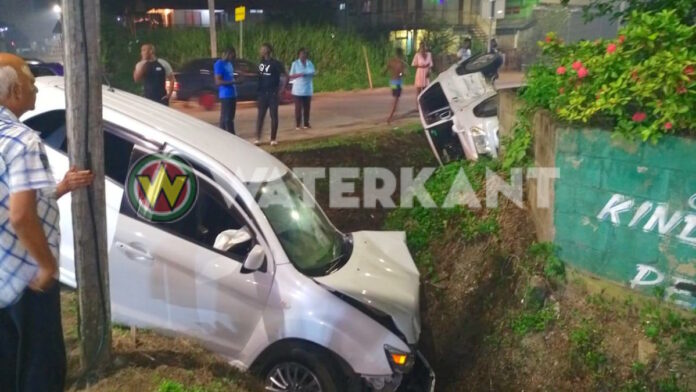 Twee auto's in goot na verkeersongeval in Suriname