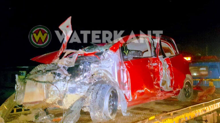 Automobilist ramt twee palen en stapt ongedeerd uit zwaar beschadigde auto