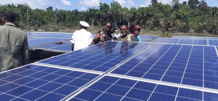 VIDEO: Dorpen in binnenland Suriname voorzien van zonnepanelen