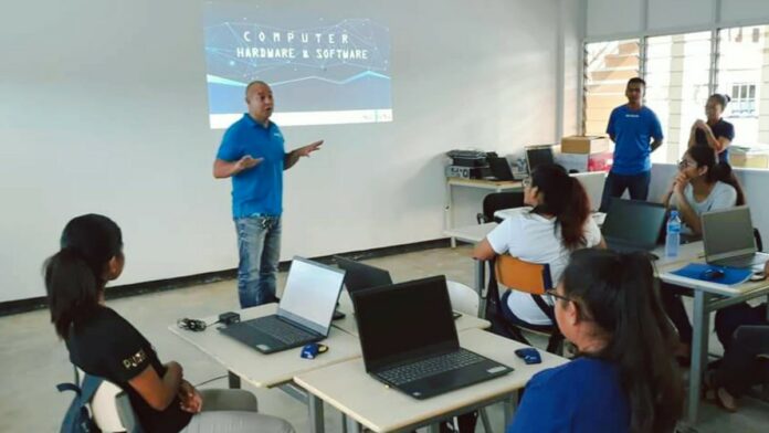 ICT-trainingen voor jongeren in Saramacca gestart