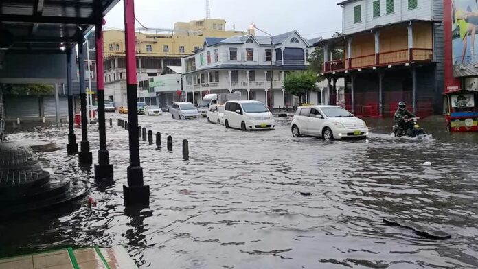 Straten in Paramaribo blank door hevige regenval