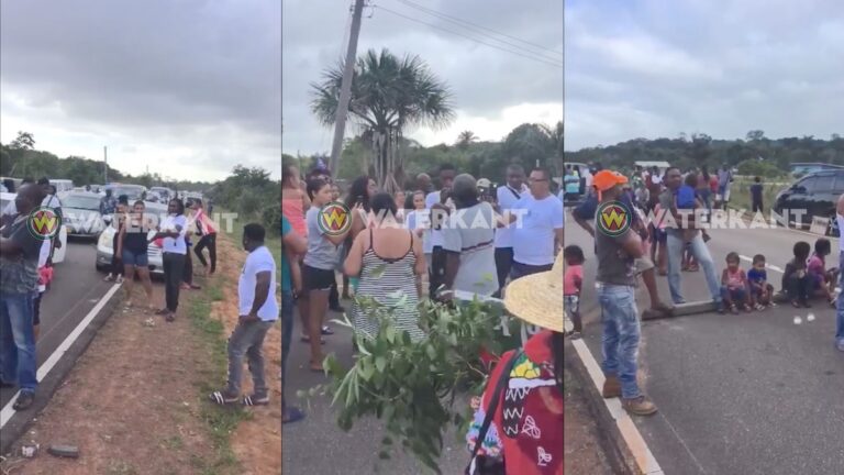 VIDEO: Boze dorpsbewoners barricaderen weg na dodelijk ongeval