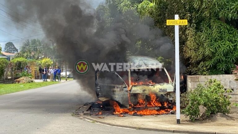 VIDEO: Brandweer Suriname rukt uit voor brand in busje