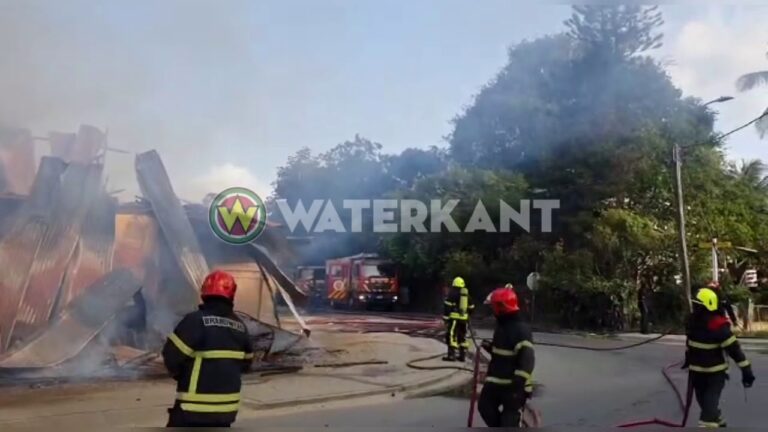 VIDEO: Winkelpand annex woonhuis in brand te Charlesburg