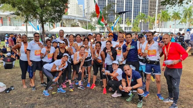 Surinamers rennen halve marathon in Miami voor het goede doel