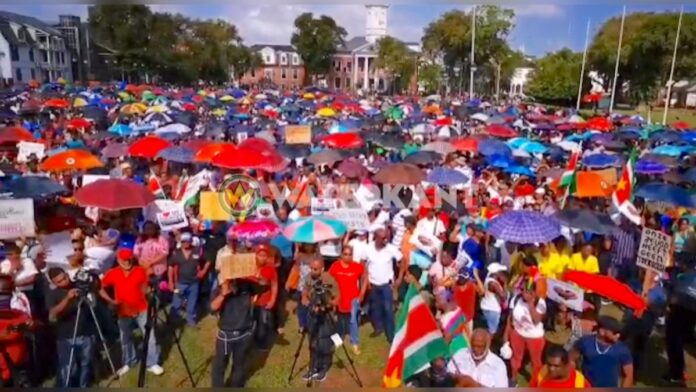VIDEO: Grote opkomst bij protest tegen NDP-regering in Suriname