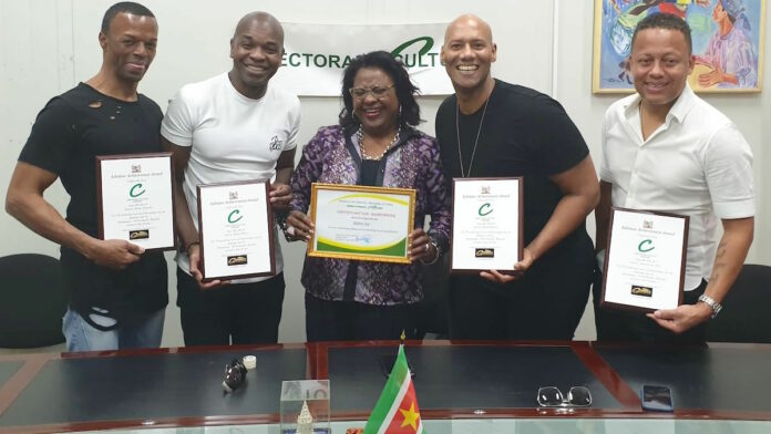 Re-Play ontvangt Lifetime Achievement Award in Suriname