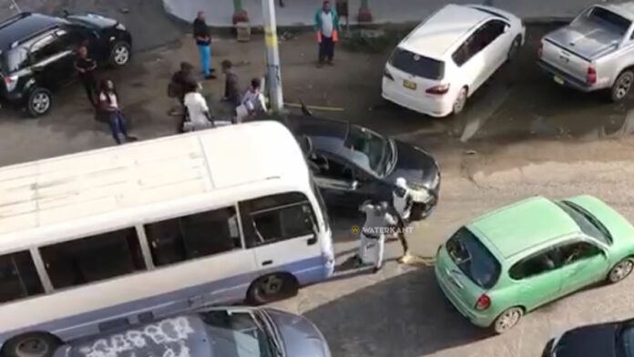 VIDEO: Verkeersruzie in Suriname beslecht met harde klap