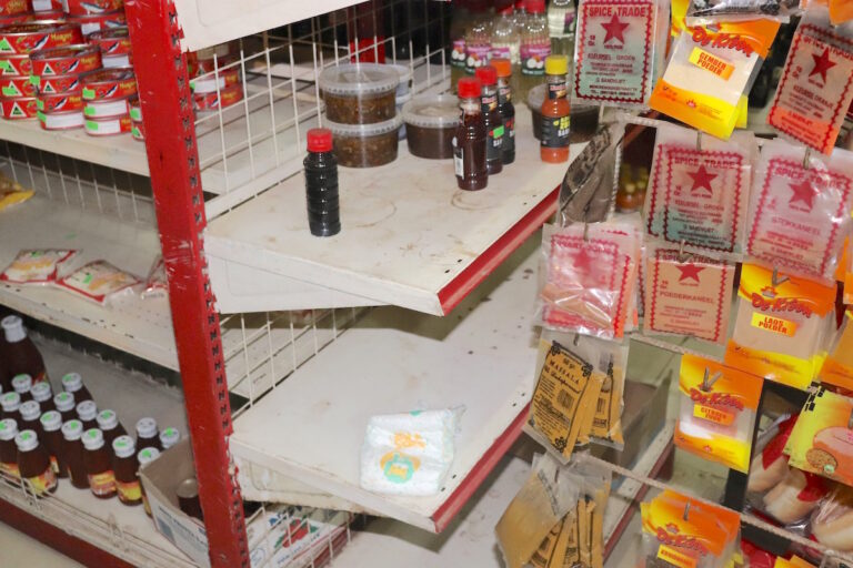 Rattenpoep en stof op producten in smerige supermarkt