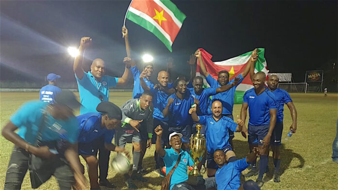 SV Ratio wint beker in veteranen voetbalwedstrijd 'Suriname tegen Guyana'