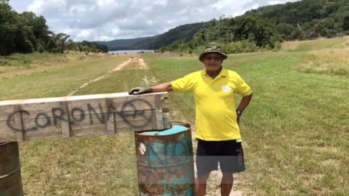 Inheemsen barricaderen vliegveld na landing vliegtuig uit Paramaribo