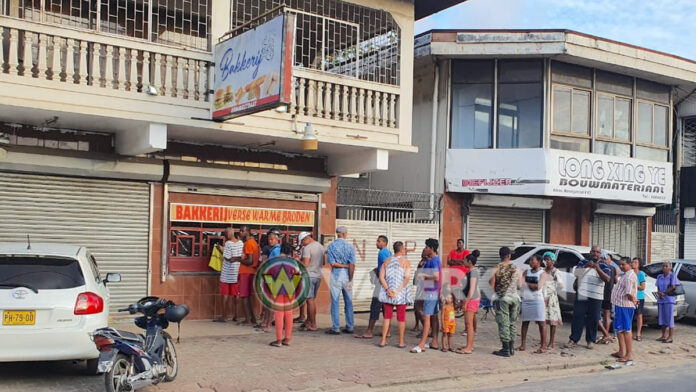 Drukte bij bakkerijen in Suriname na aankondiging sluiting bedrijven