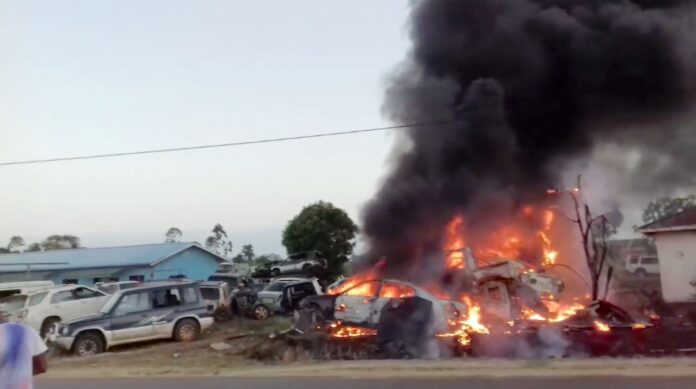 Diverse auto's in brand bij autosloperij in Suriname