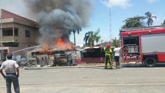 VIDEO: Brandweer Nickerie rukt uit voor brand in houten woning