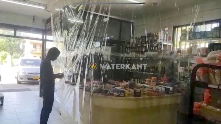 VIDEO: Winkelier rekent achter plastic af vanwege coronavirus