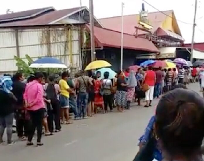 VIDEO: Lange rijen voor goedkope basisgoederen in Suriname