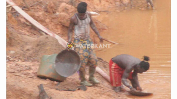 Illegale goudzoekers belagen goudonderneming in Suriname