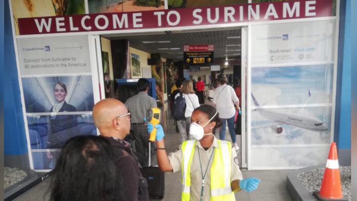 Alle personen op luchthaven Suriname gecheckt op temperatuur vanwege Corona virus