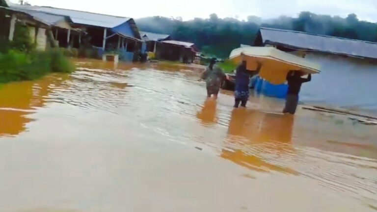 Benzdorp onder water gelopen door zware regenbuien suriname