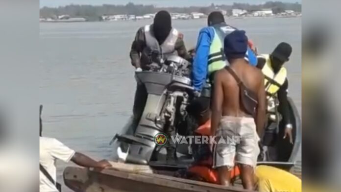 Politie Albina neemt buitenboordmotoren van bootslieden in beslag