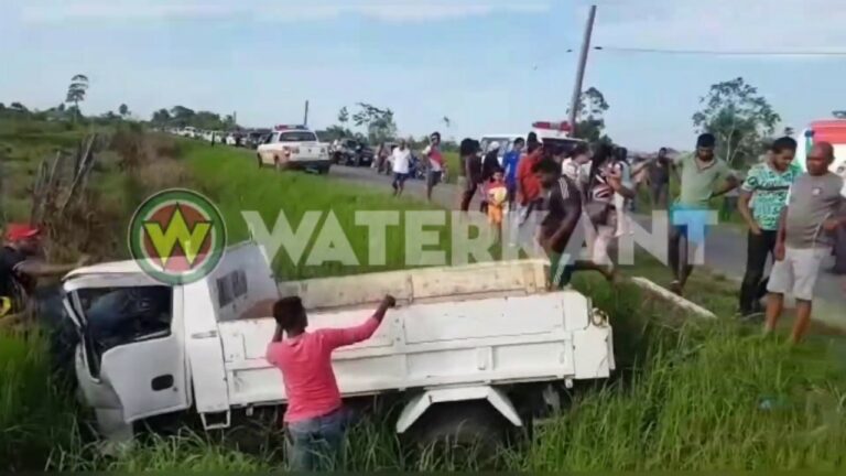 VIDEO: Twee voertuigen in goot na aanrijding, diverse gewonden