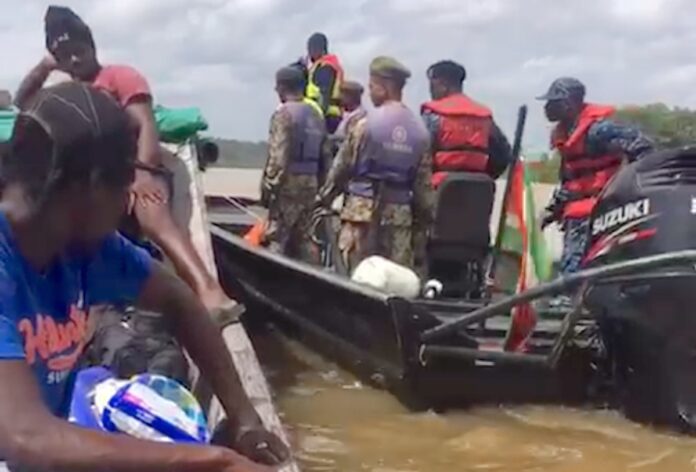 Militairen en bootsman aangehouden voor smokkel mensen naar Suriname