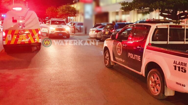 politie-ambulance-zwaai-op-plaats-delict-suriname