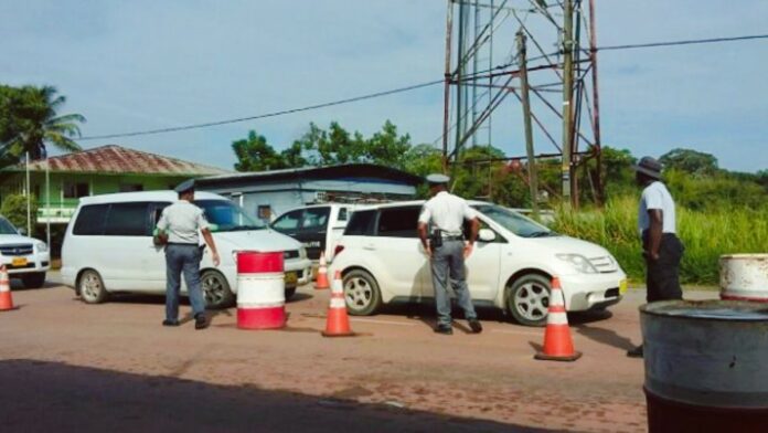 politie controlepost te Stolkertsijver in Suriname