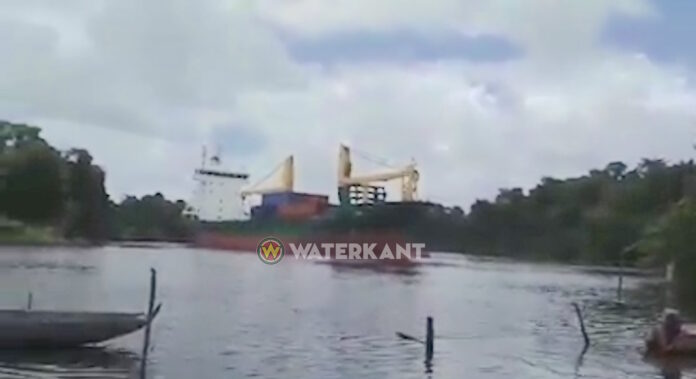 VIDEO: Vrachtschip verliest controle en ligt dwars op rivier in Suriname