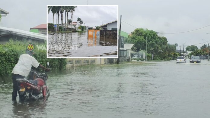 Straten onder water na hevige regenval in Suriname