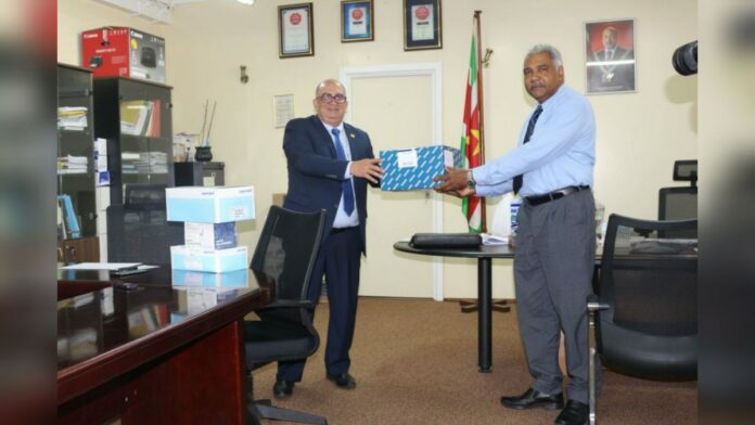 Republic Bank Suriname doneert USD 100.000 aan beschermings- en testmiddelen
