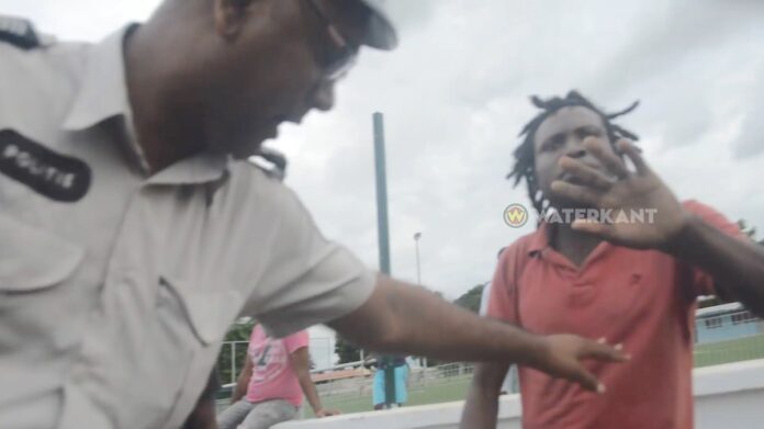VIDEO: Journalist in Suriname belaagd door boze buschauffeurs