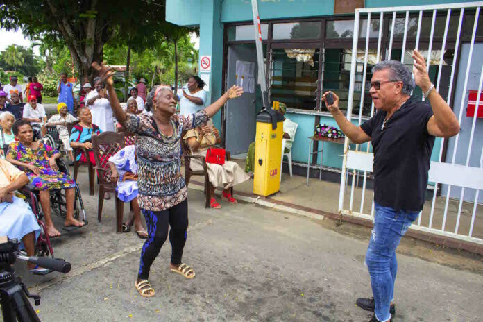 Assuria zet seniore burgers van Suriname in het zonnetje