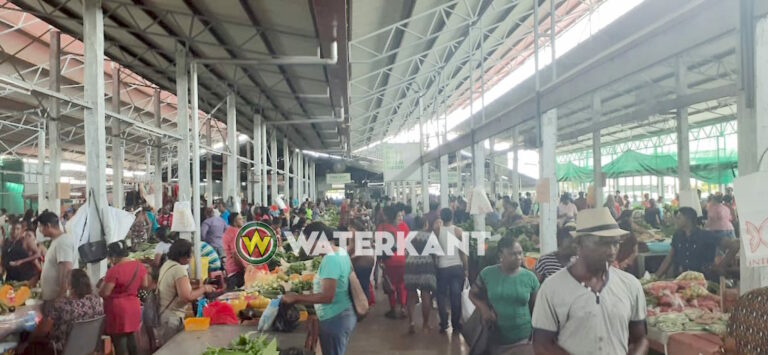 Markt gewoon open en druk ondanks 'Code Rood' in Suriname