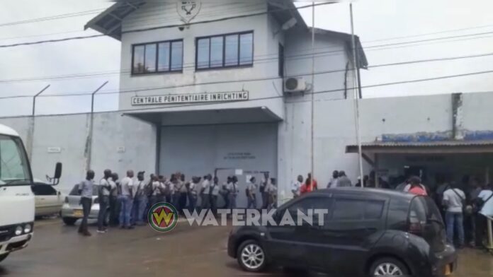 VIDEO: Surinaamse gevangenis zet rekruten in na staking cipiers