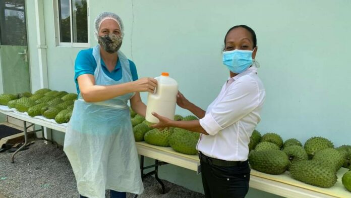 Familie Donk schenkt zuurzaksap aan coronapatiënten Wanica Ziekenhuis