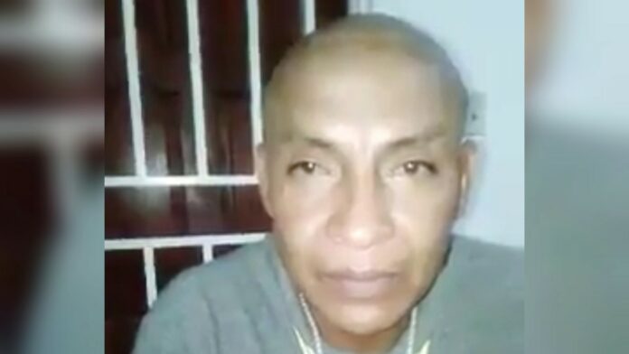 VIDEO: Man die Santokhi met de dood bedreigde in vrijheid gesteld; betuigt spijt