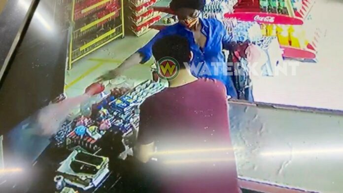 VIDEO: Ongeduldige klant vernielt monitor van kassa in supermarkt
